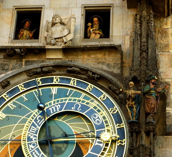 時間がくると、窓から１２使徒さんたちが顔を出します。