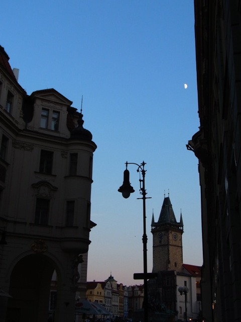 ビールを飲んで帰る途中でお月さんが出ていた