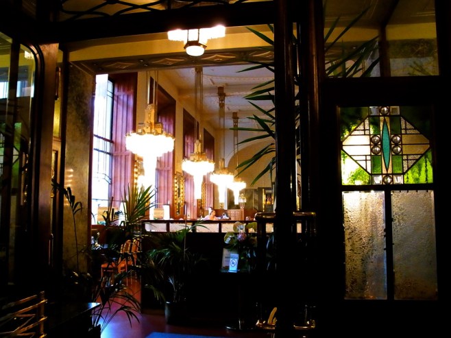 市民会館１階のカフェを　外から見たところ　Le café au rez-de-chaussée de la Maison Principale