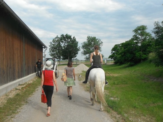 お散歩に行きました。赤いのはsachan 後ろ姿の写真はめずらしいわね・・・ (自分じゃ撮れないし笑)