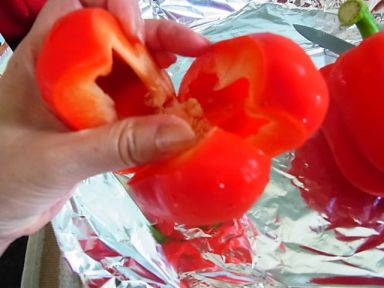 Cut your paprika. 大きなパプリカ　３つぐらいに切ります。