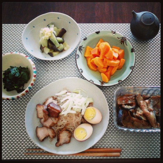 角煮の残りを酢の物みたいに春雨といっしょに食べました。オレンジ色のは、アイルランドのさつまいも。ほくほくしてなくて、日本のと全然　食感が違う。