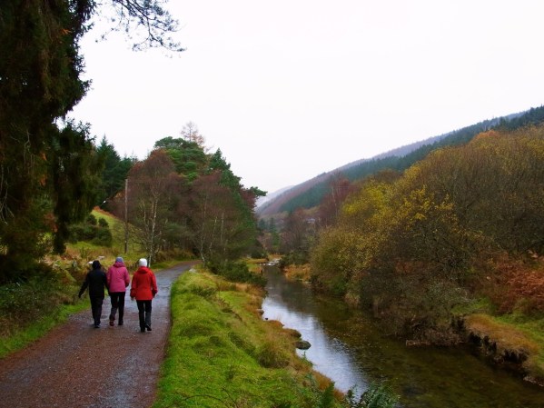 川に沿って歩く違うルート。9:33 am Starting to walk, along the side of the river Glendasan.