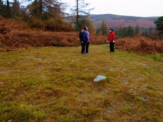 上まで登ったら　丸い大きな空き地が。「ヘリコプターが着陸できるね！」　Our Heli-Port.