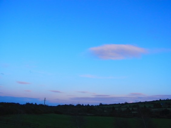 同じ2月２５日の同じ時刻、反対側は　ぽわ〜んと桃色の雲。 A la même heure, à 17h53, de l'autre côté, c'était un petit nuage rose très doux qui flottait en l'air. ...