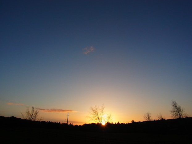 On this day in 1954, my parents were meeting for the first time... and 3 years later Sachan was born. Youppiiiii!!! Il fait beau, je pars marcher à GLendalough! Bonne journée おはます。今朝はとっても良い天気。朝焼けがきれいで　うれしくなってキッチンを少し掃除しました。今日は実家の両親の「お見合い記念日」なのである。母は卒業式の翌日だったそうです。きゃー。現在８６歳と８０歳。元気でまけないぞう。