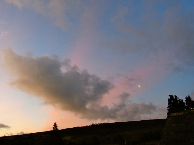 0324am0604　 ３月２４日　朝６時４分　日の出前の空にお月さんが見えました。