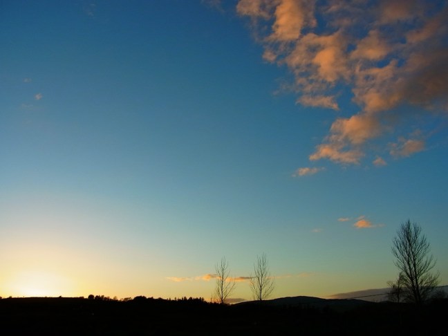 Le 23 mars au soir, à 18h32. Un dimanche au ciel clair et agréable, mais bien plus froid que ça n'en a l'air!  ３月２３日　夕方１８時３２分の夕暮れ。良いお天気で空気が澄んで気持ちの良い日曜日でしたが、寒くて暖房つけっぱなしで家に引きこもって仕事仕事。