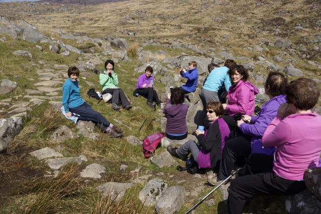 Sean's photo of everybody, chatting and munching! ランチ休憩ちう。