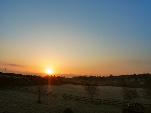 Une drôle de matinée. Le soleil s'est levé dans le ciel tout bleu à 6h39.... ensuite... ４月２０日　おかしな天気の朝でした。朝６時３９分　青く晴れた空にお日様ぴかぴか・・・ 