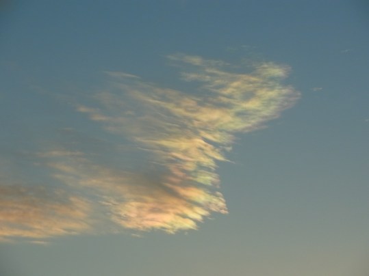 ４月27日　夕方20時32分。 西の空に不思議な色！ Des couleurs mystérieuses dans le ciel, le 27 avril au soir à 20h32. 