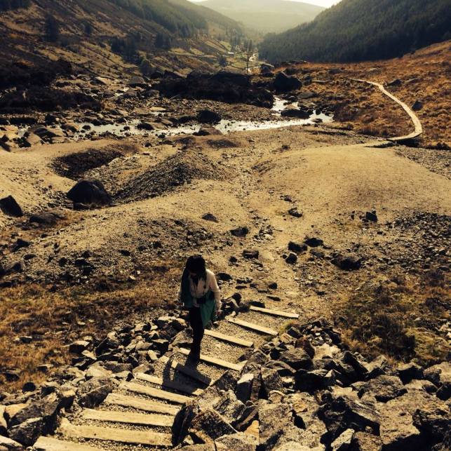 Photo taken by Pam. C'est moi qui grimpe les escaliers.最後のほうは階段を登っていきます。パムさんが撮ってくれた写真。