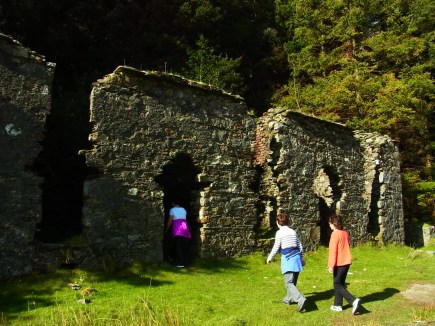 途中にこんな建物の跡が。教会かなー? Church? We don't know...