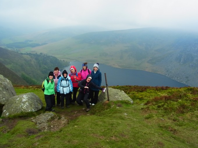 途中に素敵な眺めのスポットが！！　後ろ側に湖が見えます。 On voit un lac en bas, ça doit être 'Lough Tay'.