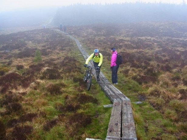 頂上まで、まだまだ歩きます。なだらかだけど、確実に上り坂。途中で自転車のひとに会いました！  Les cyclistes qu'on a croisés sur le chemin du sommet. Ça monte encore....