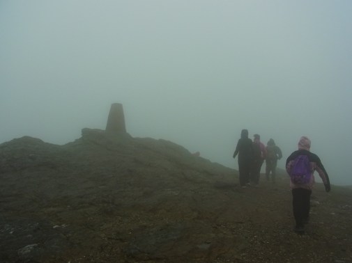 もう〜何も見えないけど　頂上に着きました！！　Waaahhh on voit rien du tout, on est quand même arrivés au sommet!! 
