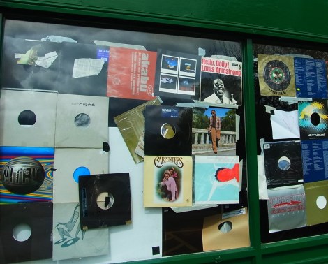 あれあれ？　なにかな？Tiens qu'est-ce que c'est, ce magasin??? 