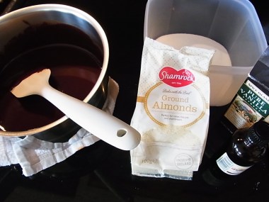 chocolat + beurre, fondu au bain marie. On va y mettre poudre d'amande, sucre, vanille.