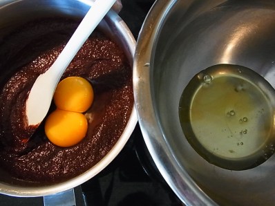 タマゴの黄身も足していきます。全部で６個！　On y rajoute des jaunes d'oeuf.... 6 au total, la vache!! 