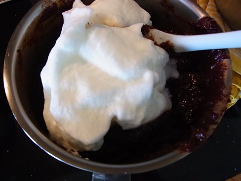 卵白はかたく泡立ててから、そっと混ぜます。 Les blancs fouettés à rajouter...