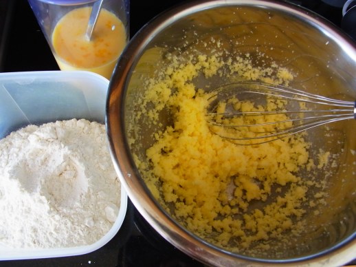 1) やわらかいバター　50gと砂糖150gを白っぽくなるまで　よくまぜる。卵２個と牛乳125 ml　まぜておく。 Mélanger le beurre ramoli 50g et  150g de sucre. En faire une crème. Mélanger 2 oeufs entiers et 125 ml de lait.