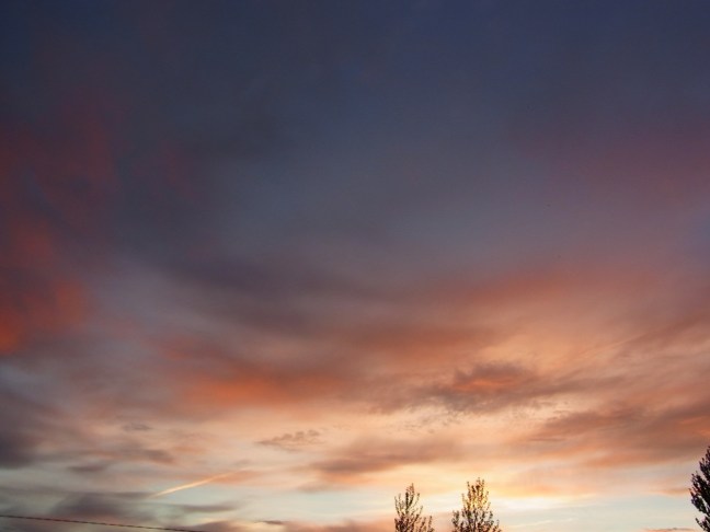 0516pm2124 幻日の見えた同じ日、だんだんと日が暮れる頃の空。