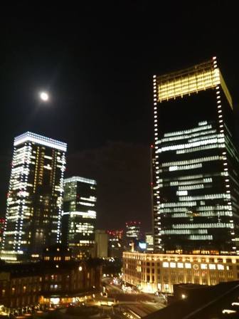 東京でまみまみちゃんが撮影してくれた　丸の内の月。 都会だ〜♪ La lune à Tokyo, le même jour! Photo prise par Mamimami chan