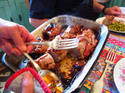 フランスの田舎のおうちでマルテイーヌさんにごちそうになった豚肉の料理　つけあわせは庭のグリーンピースでした。 Un repas de dimanche à la campagne, chez nos amis en Franche Comté.