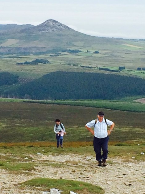 えっちら　おっちら登ってるところ。最後の斜面は急坂できつかった。後ろに見えるのは、「シュガーローフ」という山です。