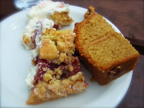 Ahhhh finalement on a pu prendre du thé avec ces gâteaux!! やっと　ありついた。