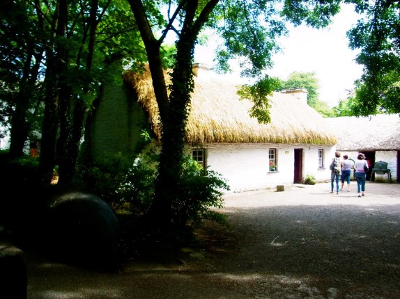 農家は石造りに茅葺き屋根が多かったです。