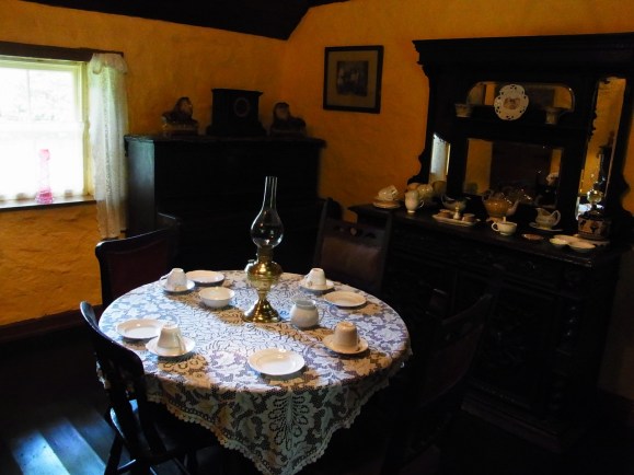 ちょっと余裕のあるおうちの食堂　La salle à manger, dans une maison un peu plus aisée