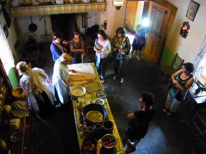 大きなキッチンでパンやスコーンを作る実演をしていました。Les filles super intéressées par les scones maison.