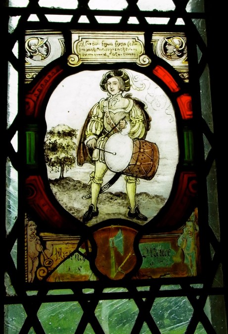 お城の窓のステンドグラス。