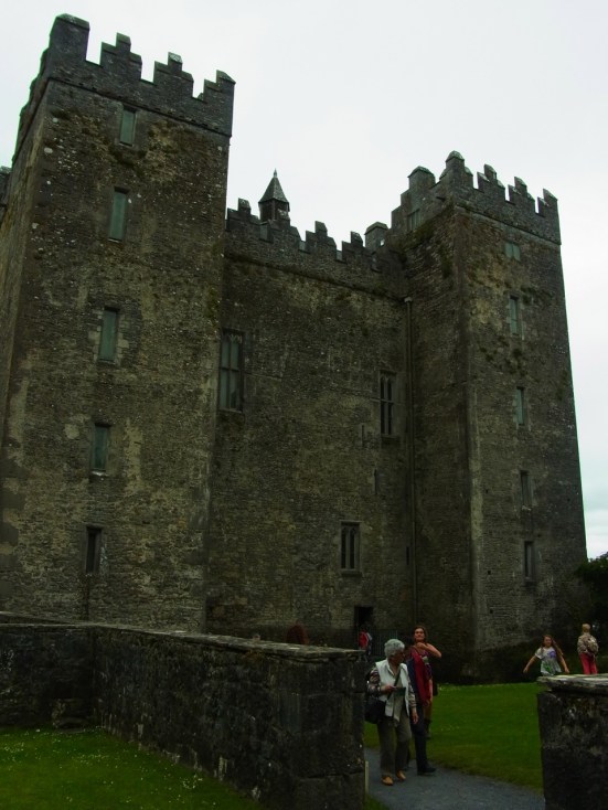 これがお城。四隅の塔のなかを螺旋階段で登り降りするようになっています。Le Château, super imposant. Dans les 4 tours au coin, vous avez les escaliers et les petites pièces.