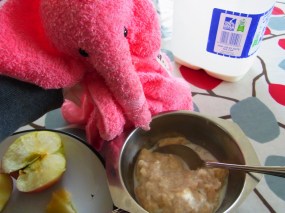 朝ご飯にアイルランドの暖かいおかゆを初体験。まけないぞうの大崎桃太郎くん「これ、なーに？」　お米のお粥みたいで美味しかった。 First time to experience Porridge Irish way. Lovely warm something to eat to start the big day!! 