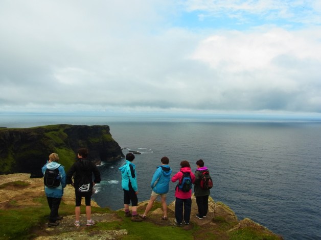 10時３１分。登り道を少し行くと、こんな景色のところへ出ました！ 10h31. C'est le début de notre chemin qui va longer les célèbres falaises.