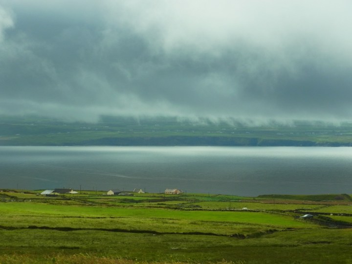 断崖と反対側（進行方向へ向かって右側）は、こんな景色。 De l'autre côté des falaises, c'est aussi la mer qu'on domine. Un paysage vraiment très spécial. 