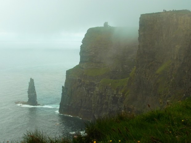 11h42　On va bientôt arriver au centre d'info-restaurant. Tout d'un coup, on a la brûme qui arrive...  １１時４２分　「オブライエン塔」が見えてきました。もうすぐビジターセンターです。急に霧が出て雨が降ってきました。