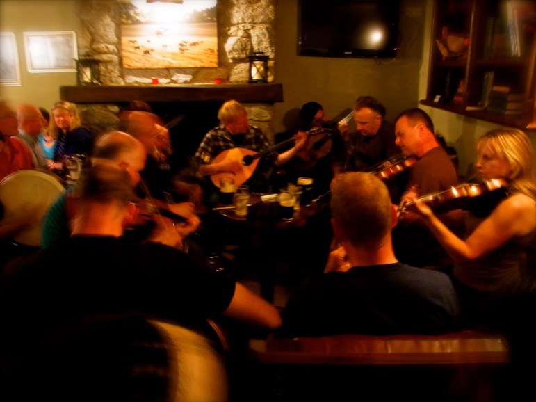 遅い時間に行ったので、音楽も佳境☆　演奏してるひとの数も、いつもより多かったみたい。