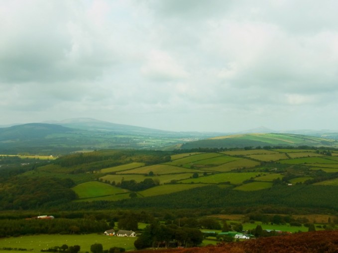 まだ上り道が続く！！　ときどき振り返って景色を眺めます。14時４１分。正面右寄りに新しい家からも見えるシュガーローフの円錐形が。On continue encore à grimper... 