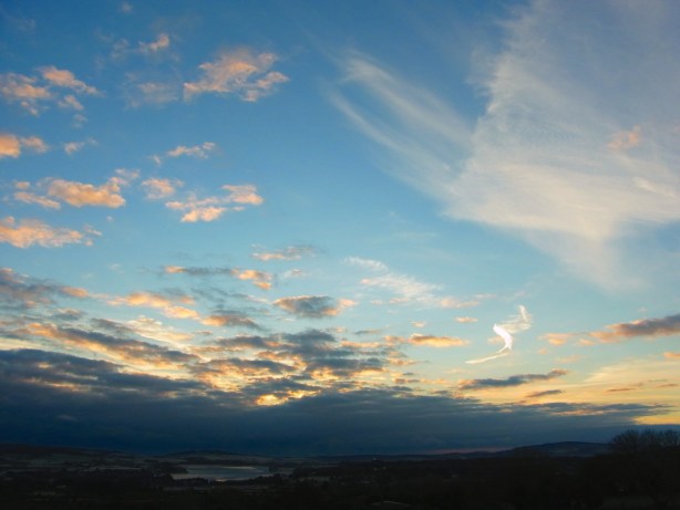 Mercredi 26 novembre Waoh il a fait froid!!  -2, on me dit que c'est la température la plus basse de l'année pour le moment. ぐーっと寒くなった感じです。今朝の空は昇る龍や三角や羊たちや、盛りだくさん。大忙しが一段落して少しほっとしています。今朝は新しいウオーキングの靴はいて、行ってきます！