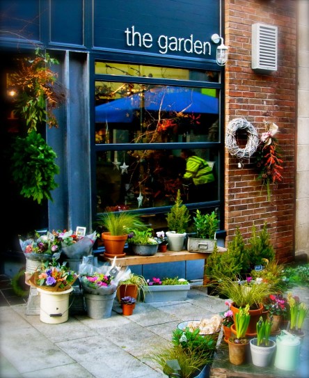 本やさんと道をはさんで反対側には花やさん。