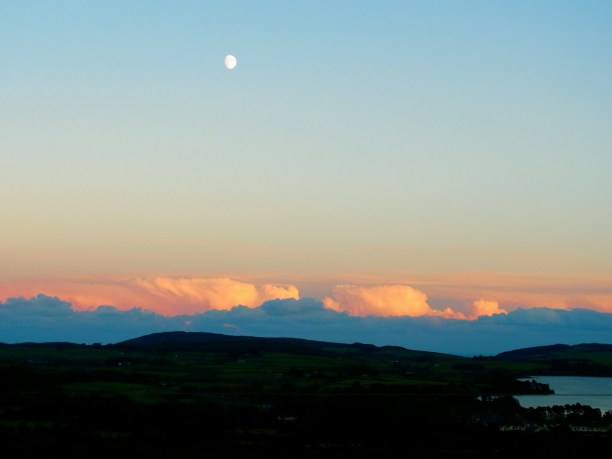 La lune, à 17h44, le 3 novembre  11月3日　夕方１７時４４分のお月さん。