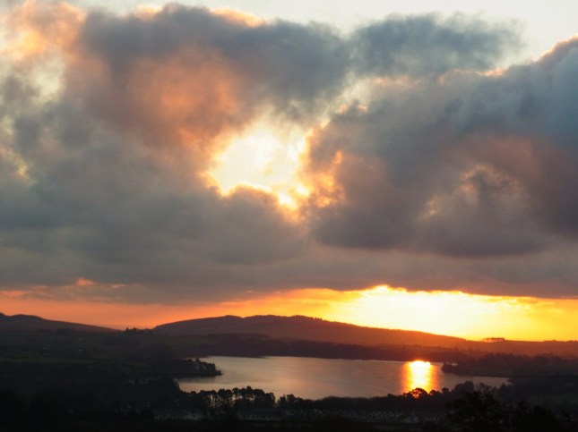 11月18日（火）朝８時０８分の朝焼けです。 ちょっとずるっこして、電線を消しました　へへへ 1118am0808 とても良い天気の一日　楽しく遠出してきました。（まけないぞうの配達）