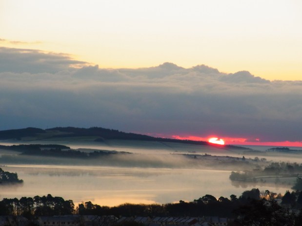 11月２７日の霧の朝　午前８時0６分。