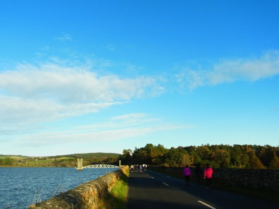 貯水池の横の道を歩くのはとても気持ちが良い! 14:14 Super beau temps!! On longe le lac réservoir. 14h14.