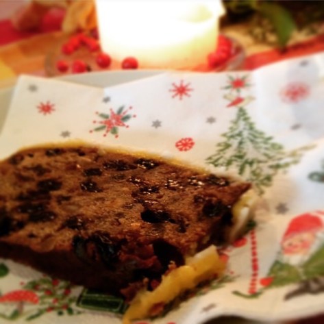 Sachan's Christmas Cake! こちらは、sachanのクリスマスケーキです。スパイスやナッツも入れて、ブランデーどぼどぼかけて保存してありました。味がなじむほど、美味しい。すごい甘いけど・・・　