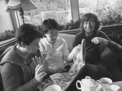 お茶を飲んで、ぺちゃくちゃ。新聞に美味しそうなアイルランドの料理がいっぱい載っているのを興味津々で見てました。