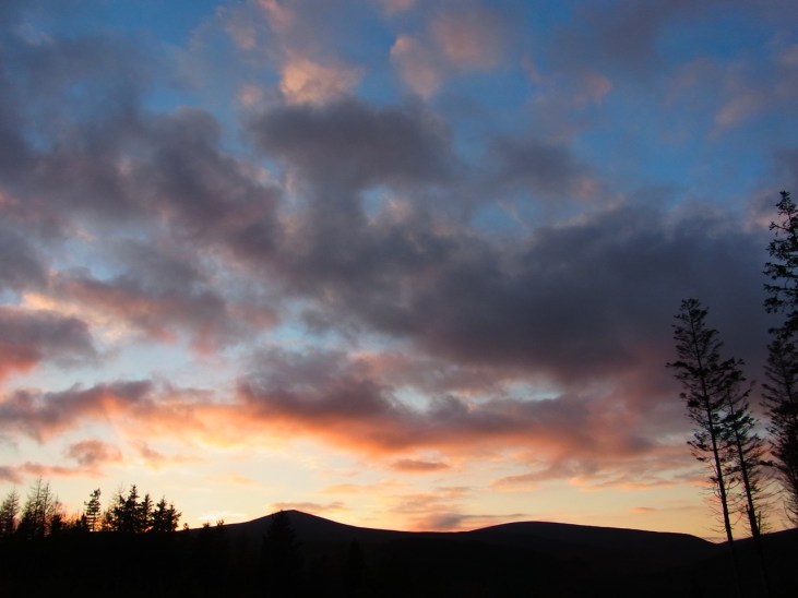 帰り道、夕方１６時０８分の夕暮れ空。雄大な景色です。Le soir à 16h08, le ciel était super coloré.